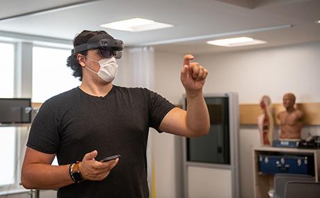 教师培训使用新的HoloLens虚拟现实技术.